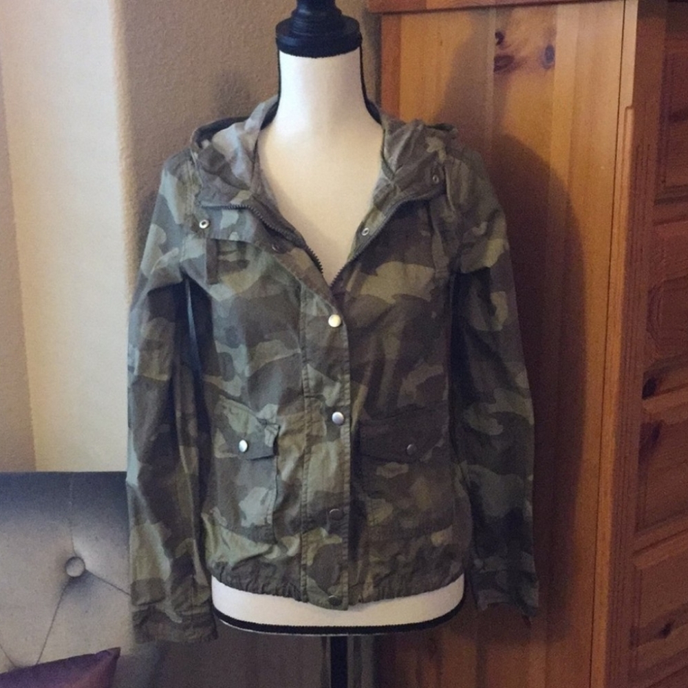 🌼 SO Lightweight Camo Hooded Jacket